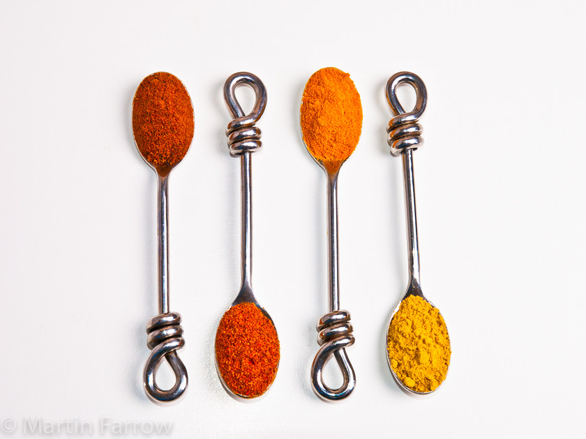 Alternating-Spice 
 Row of spoons with coloured spices 
 Keywords: flavouring, seasoning, spices, still life, studio,spoon,orange,yellow,row,alternating