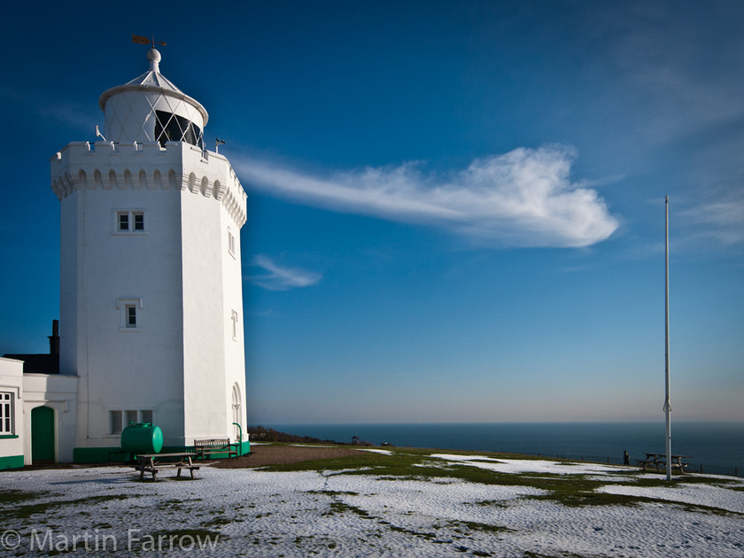 Blowing! 
 Lighthouse with blown cloud 
 Keywords: Kwnt, South Foreland Lighthouse, StMargarets on Cliff, lighthouse, snow, winter,blow,cloud,white,blue